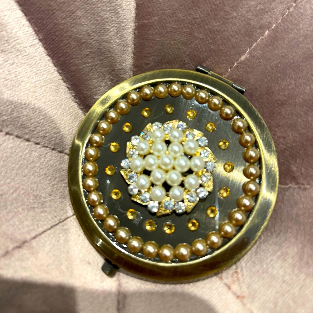Antique gold compact mirror
